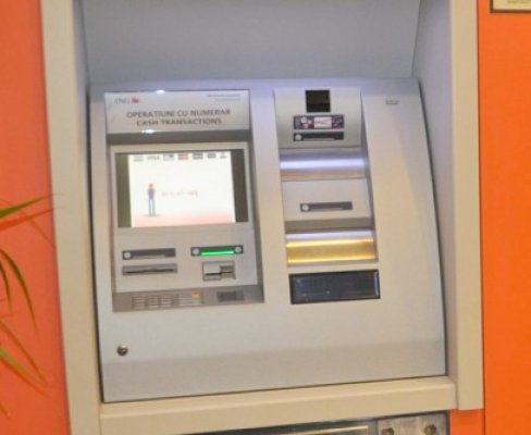 Tinerii prinşi furând din ATM-uri n-au voie să părăsească localitatea